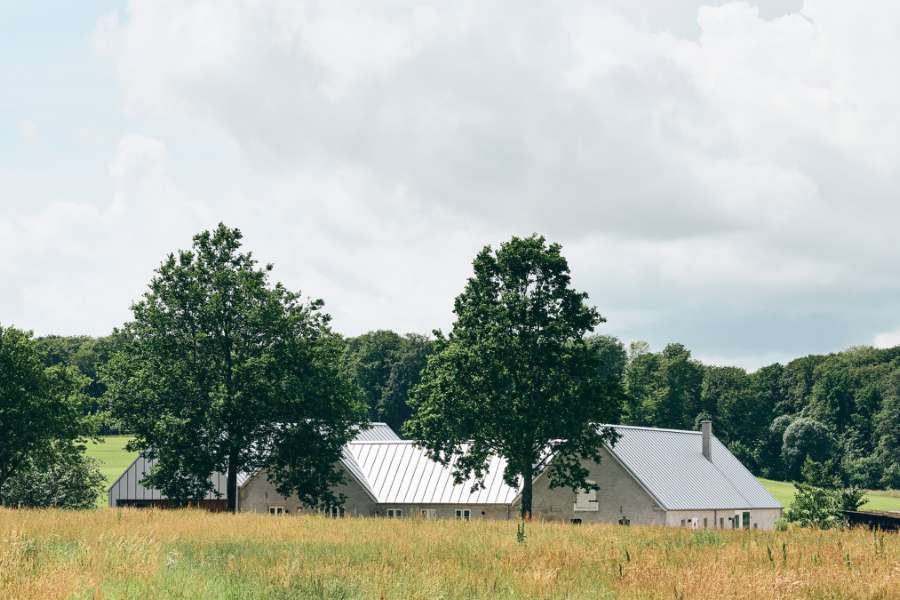 Neu und Alt in Jelling schreiben mit Stahlprofilen gemeinsam Zukunftsgeschichte, Feldmosevej 1 - 7300 Jelling